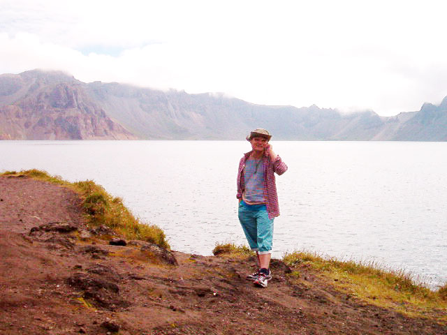 Due to the expansion of Automatic Roaming Service areas in China beginning on the 11th of August, SK Telecom customers can make cellular calls from the top of Baekdu Mountain using the same numbers and handsets they used in Korea.